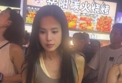 Hình ảnh gây kinh ngạc của Lý Nhược Đồng ở chợ đêm