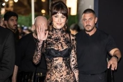 Mỹ nhân '50 sắc thái' mặc xuyên thấu