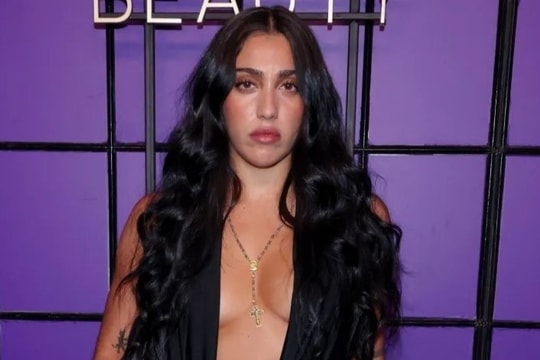 Con gái của Madonna hở bạo