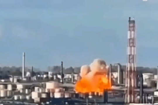 Khoảnh khắc UAV Ukraine tập kích nhà máy lọc dầu lớn của Nga