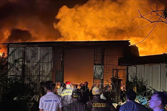 Quảng Ngãi: Khống chế vụ cháy lớn tại kho phế liệu ở phường Đăk Cấm