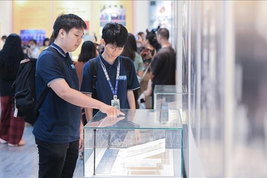 Giới trẻ thích thú tìm hiểu lịch sử, văn hóa tại Triển lãm thành tựu đất nước