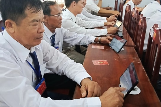 Hỗ trợ điện thoại, "cầm tay chỉ việc" giúp người yếu thế chuyển đổi số