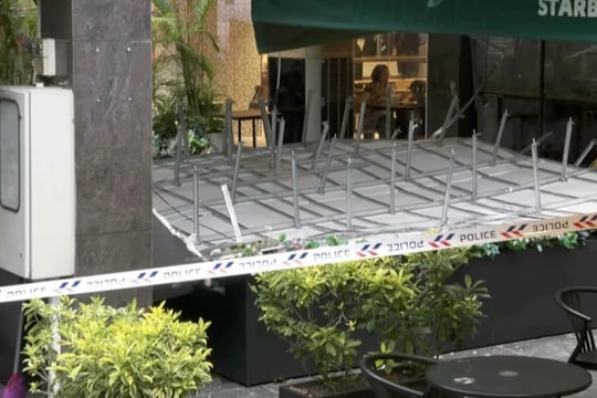 Mảng trần của quán ăn bất ngờ đổ sập đè 6 học sinh, 1 thai phụ nhập viện