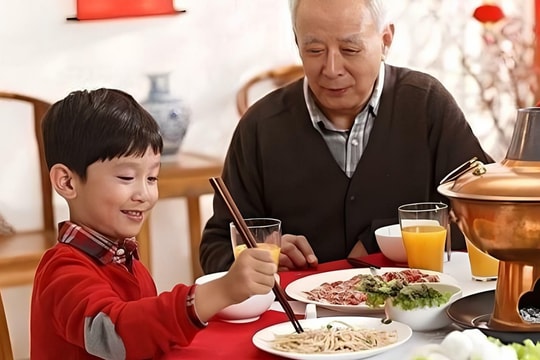 Dấu hiệu trẻ không biết quy tắc trên mâm cơm