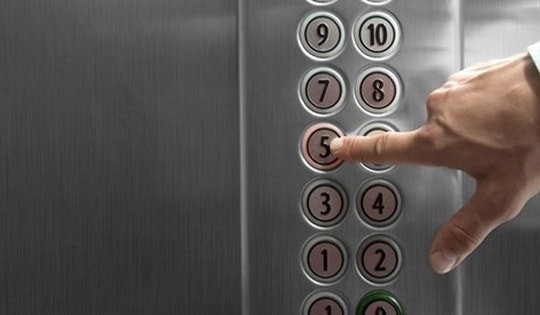 Người phụ nữ tử vong khi bị kẹt tóc trong thang máy