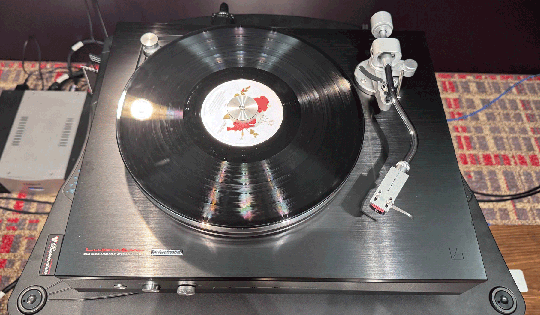 Máy hát đĩa than giá hơn 1 tỉ đồng