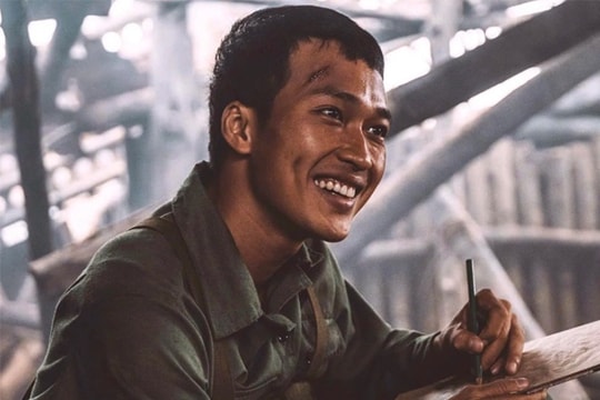 Tuổi thơ bán vé số, vác rơm thuê của diễn viên 'Mưa đỏ'