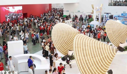 Triển lãm thành tựu đất nước: Giới trẻ thích thú tìm hiểu lịch sử, văn hóa