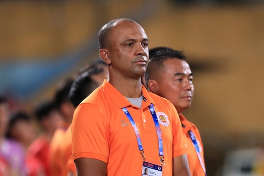 Cựu HLV Công an Hà Nội mất việc theo cách không ngờ