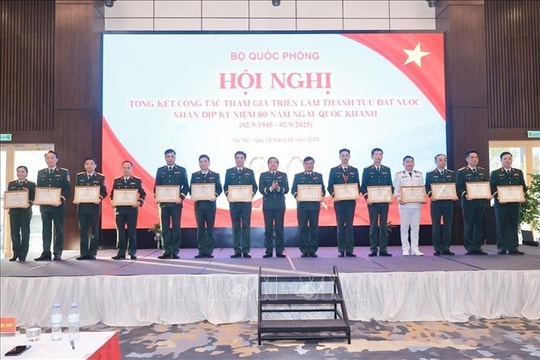 Bộ Quốc phòng khen thưởng tập thể, cá nhân có đóng góp xuất sắc trong Triển lãm thành tựu đất nước