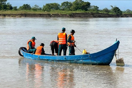 Tìm kiếm người mất tích do đuối nước trên sông Ba
