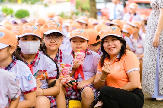 Doanh nhân TP Hồ Chí Minh tặng quà cho học sinh nghèo Đồng Tháp và An Giang