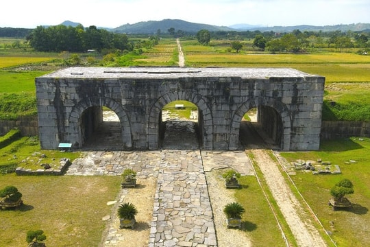 Tòa thành bằng đá cổ độc nhất vô nhị Việt Nam trước khi được "đại tu"