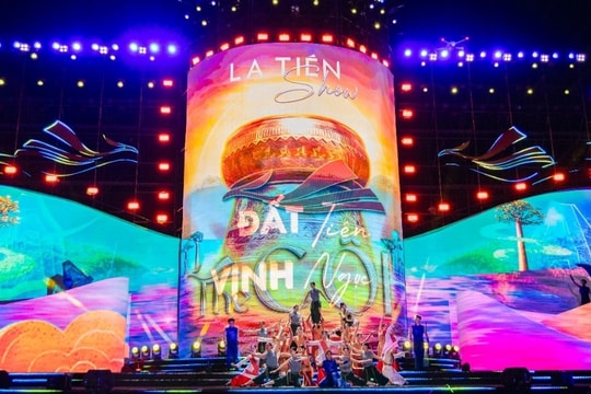 Hàng nghìn khán giả hòa trong không gian văn hóa nghệ thuật La Tiên Show - The Cội