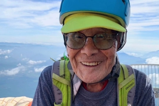 Cụ ông 102 tuổi và con gái 70 tuổi leo đỉnh núi Phú Sĩ cao hơn 3.700m