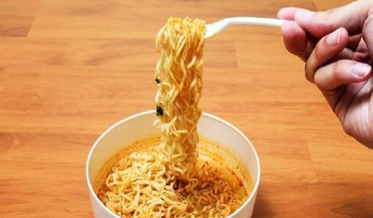 Cứ ăn mì gói theo kiểu này, người đàn ông 40 tuổi suýt mất mạng