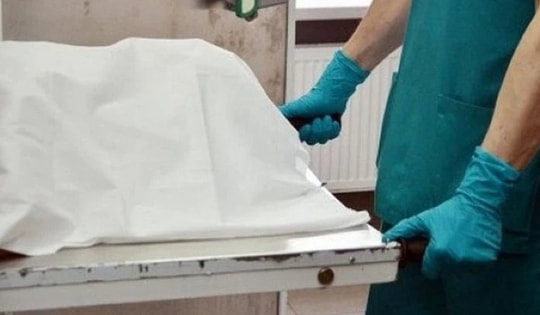 Người đàn ông đột nhiên mở mắt, ngồi bật dậy ngay trước đám tang