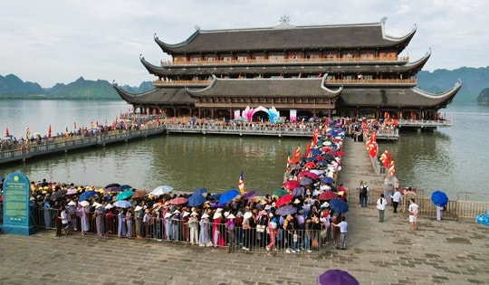 VIDEO: "Biển" người đổ về chùa Tam Chúc chiêm bái xá lợi Đức Phật