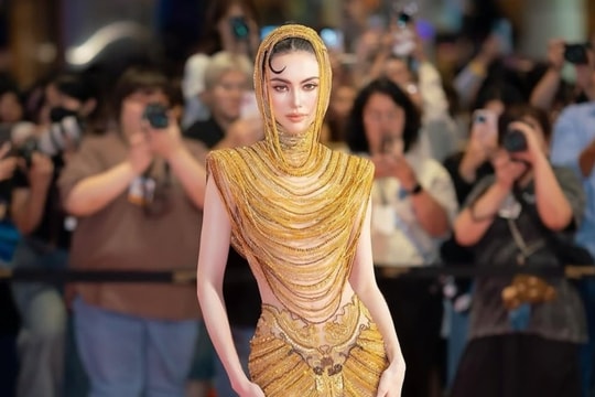 Mai Davika gây chú ý với váy xuyên thấu