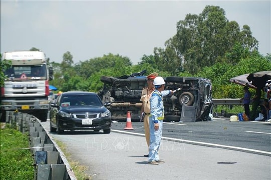 Khắc phục hậu quả vụ tai nạn giao thông trên cao tốc Cầu Giẽ – Ninh Bình