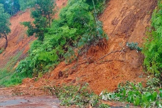 Khẩn trương xử lý sự cố xói lở taluy trên cao tốc qua Lâm Đồng