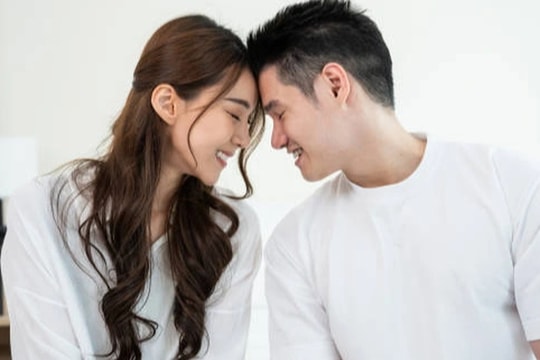 Nghe mẹ khen chị gái, chồng bất ngờ hỏi tôi một câu làm cả nhà dừng ăn cơm