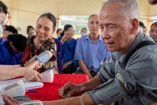 "Đường đẹp hơn rồi nhưng đi viện vẫn xa, cảm ơn các bác sĩ đến tận đây"