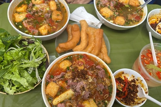 Hà Nội: Ăn bún riêu thấy hạt nhãn trong bát, khách bức xúc thái độ của quán