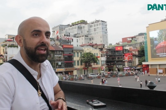 Màn LED "hàm cá mập" giúp du khách dễ dàng tiếp nhận thông tin văn hóa Việt