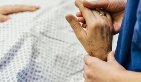 Sắp được gia đình đưa đi hoả táng, cụ bà 86 tuổi bất ngờ "sống lại"