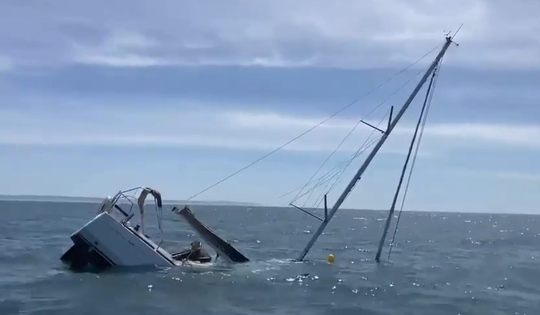 Kinh hoàng: Du thuyền chở 5 người bị cá voi sát thủ đánh chìm