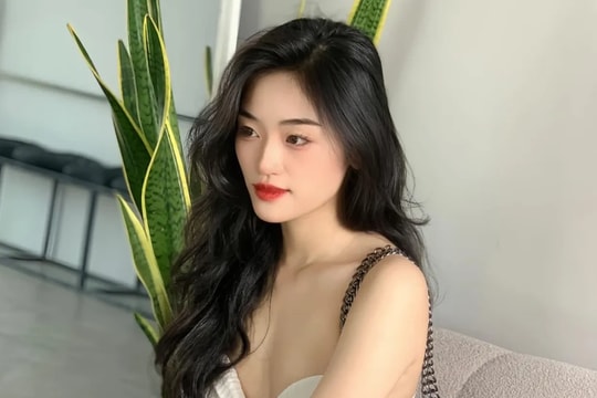 Hoa hậu Yến Nhi nói về hình ảnh 'sành điệu' dù mẹ bán vé số