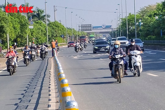 Cầu Nhật Tân phân làn cứng, nhiều xe máy vẫn đi vào làn ô tô