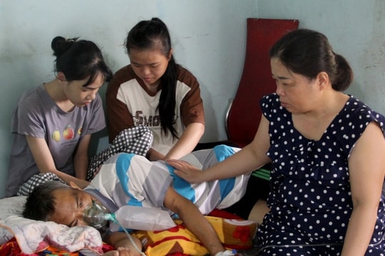 Cha nằm thoi thóp, mẹ không kiếm nổi 1 triệu đồng để con đến trường