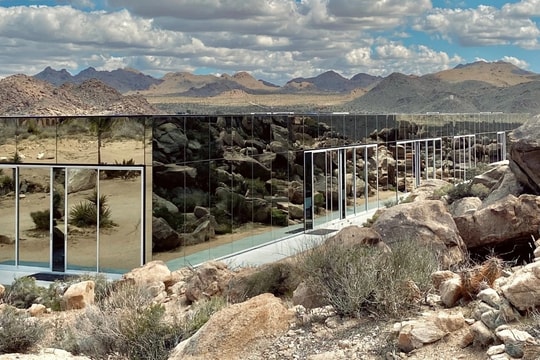 Ngôi nhà tàng hình ở sa mạc Mỹ khiến TikToker bị phạt hơn 2,6 tỷ đồng