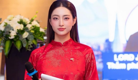 Lương Thùy Linh gây chú ý làm MC song ngữ