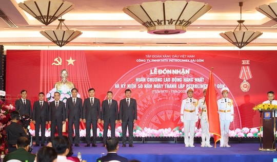 Petrolimex Sài Gòn vinh dự đón nhận Huân chương Lao động hạng Nhất