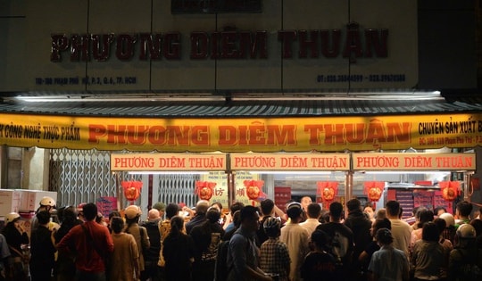 Đông nghẹt người xếp hàng mua bánh Trung thu ở tiệm bánh Phương Diêm Thuận