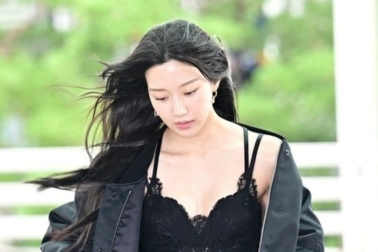 Nữ diễn viên mặc váy ngủ ra sân bay