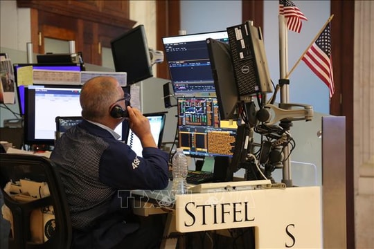 Chứng khoán Mỹ biến động trái chiều sau quyết định giảm lãi suất của Fed