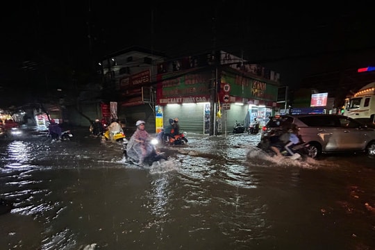 TP Hồ Chí Minh: Nhiều tuyến đường vùng ven ngập sâu trong mưa lớn