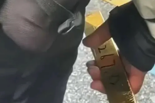 Trung Quốc: Thanh niên giao hàng nhặt được thỏi vàng nặng hơn 2kg, lập tức nộp cảnh sát