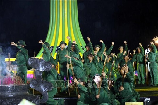 Sâu lắng chương trình 'Lời tri ân - Dòng sông hoa lửa'