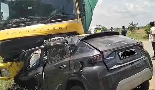 7 người trong gia đình tử vong tại chỗ khi xe tải đâm vào ô tô