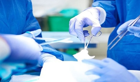 Cứu sống người đàn ông Hà Nội bị thủng ruột