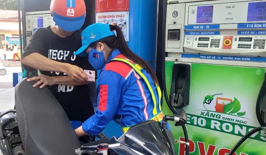 Giá xăng RON 95 tăng lên 20.608 đồng/lít