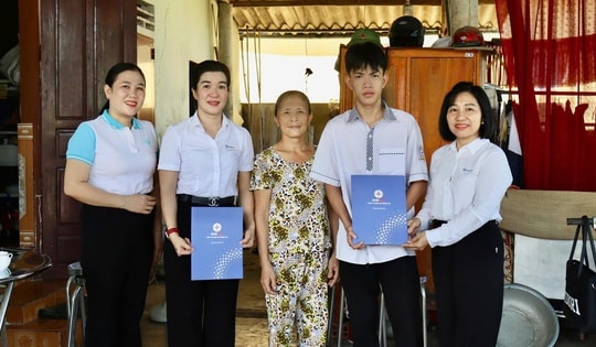 Hành trình "Mẹ đỡ đầu - Kết nối yêu thương" của Điện lực Quảng Trị