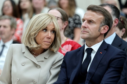 Tổng thống Pháp nộp bằng chứng vợ không phải đàn ông