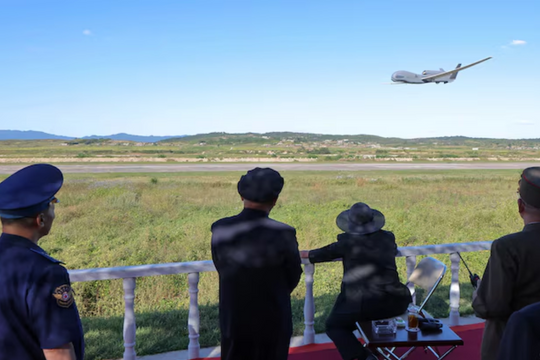 Ông Kim Jong-un giám sát thử nghiệm UAV, ra lệnh phát triển AI